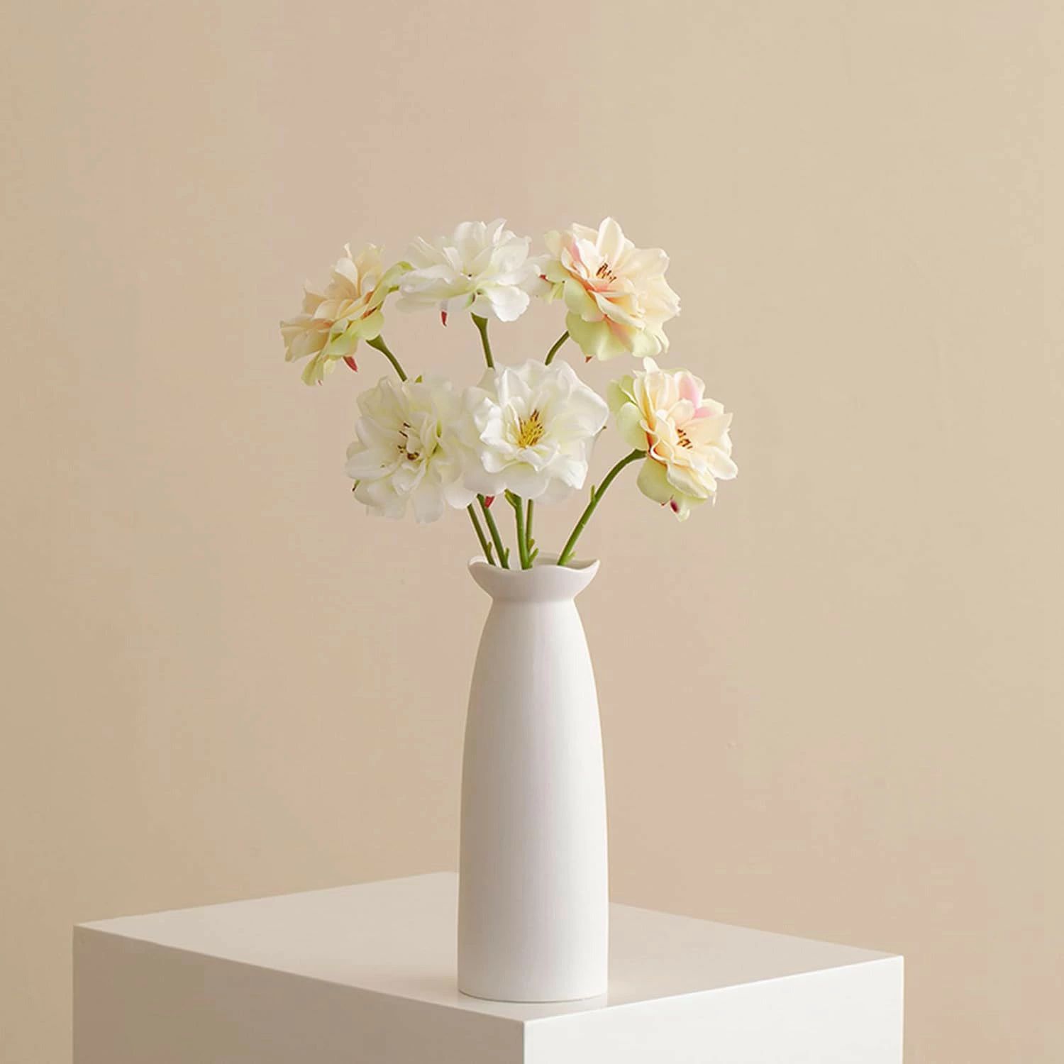 　　　 -------商品詳細------- 【生け花】手動での組み立てと調整が必要。プラスチックの茎でワイヤーで包まれています。花茎は自由に曲げることができ、好みに応じて花瓶に挿して美しいフラワーアレンジメントを作ることができます。メンテナンス不要：水やり不要でほこりを払うだけ、忙しい方に最適。 【本物みたい】造花ですが、生け花ような雰囲気、自然な見た目、お手入れが簡単で、嫌な臭いがなく、ずっとホーム、パーティーなどのところが飾りできます。鮮やかな色合い、色落ちや変色心配必要がありません。 【ブーケと花アレンジ資材】色々な種類があります。茎はチューブ状になっており、中にワイヤーが入っているため自由に曲げ伸ばしができます。花アレンジや花束にそのままでも使いやすいです。 【家の装飾工芸品】微妙でありながらエレガントなデザインは、造花：シルク素材を使用し、本物のような質感と色持ちです。おしゃれな花瓶付き：ガラス/陶器製で、リビングや玄関に映えるモダンデザイン。 【上品なギフトに最適】季節を選ばない贈り物：誕生日・開店祝い・母の日に喜ばれるギフト対応可能。この花瓶付き造花は間違いなく印象的です。クリスマス、感謝祭、結婚式、新築祝い、教師の日、卒業シーズン、母の日、父の日など、あらゆるイベントに最適なギフトです。誕生日や記念日、引っ越し祝いなど、このフラワーベース セットで心のこもった贈り物ができます。説明 ご来店を訪問していただきありがとうございます。 喜ばれるフラワーギフト 結婚祝い 出産祝い 発表会 開店祝い 卒業祝い 入学祝い 入園祝い 誕生日プレゼント 新生活 ギフト お返しなど、お祝いシーンで大活躍の商品です。 特別な人を驚かせましょう！ 屋内のボンザイの木は、古代美術と現代美術のコミュニケーションの形であり、さまざまな樹木や茂みを、実物大の木の畏敬の念に似たミニチュアに正確に剪定します。 【大活躍なアイテム】 お部屋に一鉢プラスするだけでおしゃれな和の空間を演出でき、和室やリビング、玄関などに飾るとぐっと空間をセンスアップさせます。 オフィスプラントとキュービクルの装飾、またはキッチンテーブル、デスクトップ、本棚、オフィスデスク、テラス、インドウシル、リビングルーム、ホール、前庭、窓の植物、または屋外の装飾。 【お手入れやすい】 忙しいや植物に詳しくない人にとって、心配は一切ないし、安心してフェイクグリーンを楽しめます。 ほこりが付着した場合は、湿らせた布で拭いてだけで長期間美しい姿を保ってくれるフェイクグリーンは、忙しい現代人にとって理想的なインテリアアイテムです。 引っ越しや新しい家への移動を機に、フェイクグリーンの魅力を体験してみませんか？ 【お祝いに喜ばれます】 ご自宅用はもちろん、大切な方へのお誕生日プレゼント。良い家の装飾だけでなく、友達への良い贈り物にもなります。 注意点： 1.購入する前にサイズと色を確認してください。 2.製品の写真に表示されているもの以外の項目を除外します。 3.モニターが異なるため、わずかな色の違いが発生する可能性がありますのでご了承ください。 4.寸法は手動で測定されます。各変数は異なる場合があります。実際の製品を参照してください。 5.当社の製品に問題がある場合は、電子メールでお気軽にお問い合わせください。できるだけ早く問題を解決します。 6.より良い製品やサービスを提供できるように、共有とフィードバックを歓迎します。