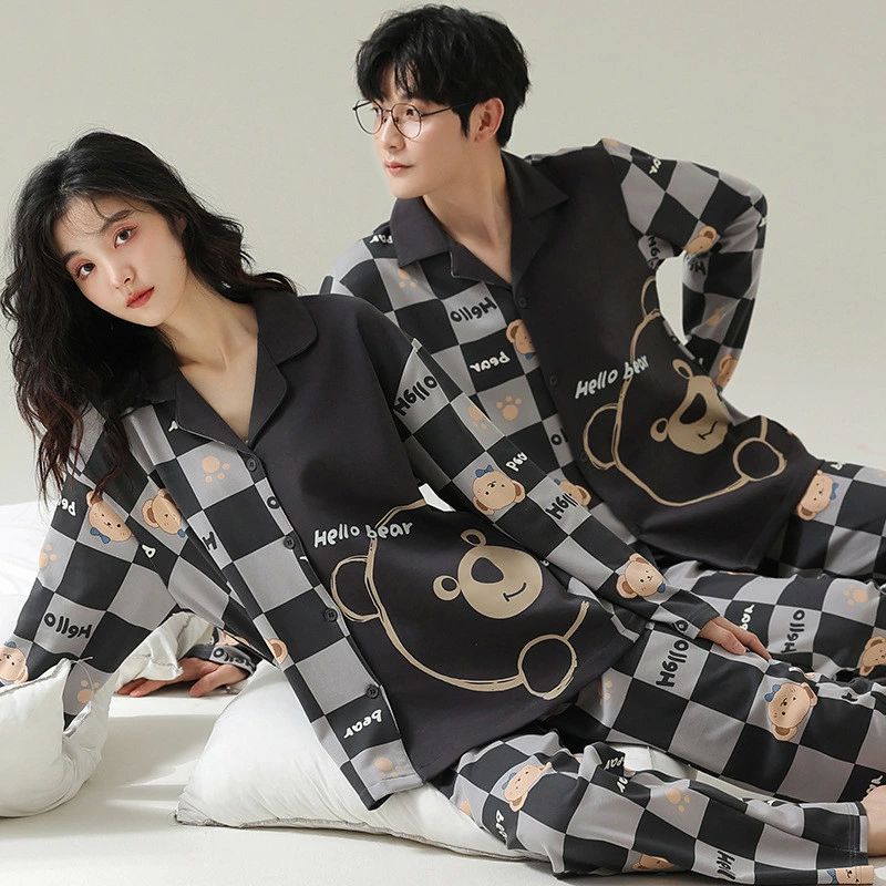 綿100％の素材の特徴 通気性が良い 綿は吸水性が高いため、水分を吸収して外に放出してくれます。そのため、下着などの素材によく用いられます。 静電気が起きにくい 綿などの天然素材は吸水性が高いため、静電気が溜まりにくいのです。 肌触りが滑らか（なめらか） 綿はとても微細な繊維のために、肌への引っかかりが少なく、肌に優しい素材です。 夏は涼しく冬は暖かい 水分を吸い込み外に放出する際に気化熱を奪うため、汗をかくシーズンには涼しく着ることができます。また、素材自体は熱伝導率が低いため、寒い時期は体の熱を温存することができます。 素材が丈夫なため服が長持ちする 綿は強度が強いため、洗濯を繰り返しても素材が痛みにくく、服が長持ちします。 洗濯や漂白がしやすい 綿素材のものは、濡れても弱くならないため、洗濯に耐えることができ、色が染まりやすいため漂白剤も入りやすいです。 商品買うメリット ペアパジャマなら、部屋着ばかりでなく、近くのコンビニにも行けます。しかもネットで買えるので、簡単で便利です（おっくうな彼もこれなら仮想デート的に買えます）。これを着ている間は、彼との関係も良好です。 肌触りが気持ちいいパジャマです。 丁寧かつ丈夫であるため、長期間やさしい着心地を楽しめます。 結婚プレゼントや記念日ギフトで、春秋夏でも可愛く演出できます。 恋人二人で一緒に着て、ラブラブ感が溢れます。 自宅用はもちろん、父の日、母の日、結婚祝い、お誕生日、記念日、敬老の日などのギフトにも最適です。 素材 綿100% カラー 写真通り 品質 普通 素材感 普通（薄い、やや薄い、普通、やや厚い、厚い） 季節 春秋冬 販売対象 自宅用、ギフト用 サイズ サイズ写真をご参考ください。 サイズについて不明な方はお気軽にお問い合わせください。 送料 沖縄以外送料無料、沖縄地方1500円 ラッピング対応 ラッピング袋手配可能。 注意事項 ※その他のよくあるご質問。 ●表示サイズがある場合、多少の誤差(約1-3cm、)が生じる場合がございます。 ●製造上、細かな汚れやシワ糸のほつれが発生する場合がございます。 ●モニターの発色の具合によって実際のものと色が異なる場合が御座います。 ● 商品の仕様は、製造元の都合により予告なく変更することがあります。また、突然の欠品等で商品手配の遅れや手配ができない場合がございます ので、ご了承ください。 ●土日祝祭日のご注文およびお問い合わせへの弊社からのご連絡は、翌営業日となります。