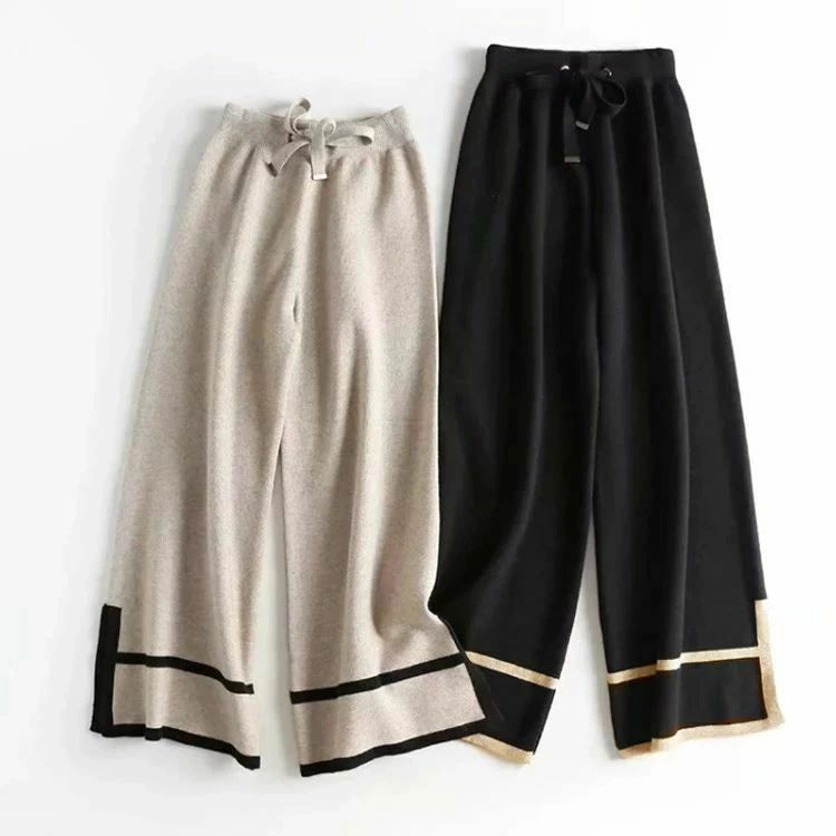 ストンと落ちるシルエットと配色ラインがオシャレなニットワイドパンツ。 柔らかくあったかなニット素材、ストレッチも効いたので、ノーストレスな着心地。 ゆったりとしたワイドシルエットで気になる下半身の体型カバーに役立ち、細見え効果抜群。 チクチクしにくい肌当たりの良い柔らかなニット素材を使用し、シンプルでカジュアルコーデにバッチリ。 サイズ F サイズについての説明 F ウェスト60-84 股上31 着丈89 裾周り62 素材 アクリル 色 ブラック ベージュ 備考 注意★洗濯時、色落ちがございます。他の物とのお洗濯もお控えくださいませ。 湿気を含んだ状態や水を含んだまま放置しないでください。 この製品は洗濯で若干縮むことがあります。洗濯機は使用できません。※ベージュ×モカのみ使用糸の関係上、風合いが少々異なります。 ●色合いはモニター環境により若干の誤差が出ます。 ●綿混合商品は洗濯時に多少縮む事がございます。 ●本製品は生産過程におきまして、生地を織る際の糸の継ぎ目や多少のほつれが生じることがありまが、品質上は問題ありません。また、生地の織りに他繊維が混紡している場合もございます。 ▼色落ちの恐れがございますので、他のものとは分けて洗濯してください。 ▼タンブラー乾燥はお避け下さい。 ▼洗濯の際は他の物と区別して、漂白剤を避け、手洗いを お勧めします。