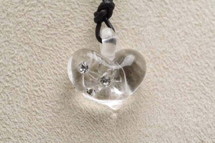 ベネチアンガラス ネックレス 小ぶりなぷっくりハート クリアとスワロフスキー ベネチアングラス 職人の技をご堪能ください ペンダント
