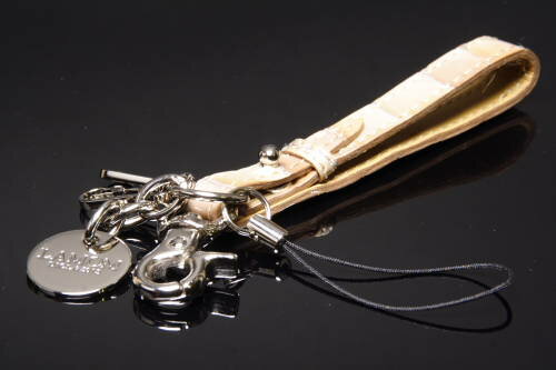 大人専用。【LAMOM DICLASSIS】 牛型押しゴールド仕上げエナメル加工 ストラップ・キーホルダー ベージュ