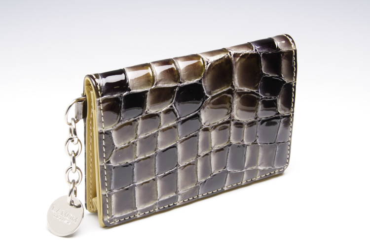 モニターの発色の具合によって実際のものと色が異なる場合があります 仕様 縦幅 　8cm 横幅 　11.3cm マチ 　1.7cm 名刺収納枚数 　50枚 デザイン 　LAMOM DICLASSIS 三澤滿江子 革生産 　イタリア CO.R....