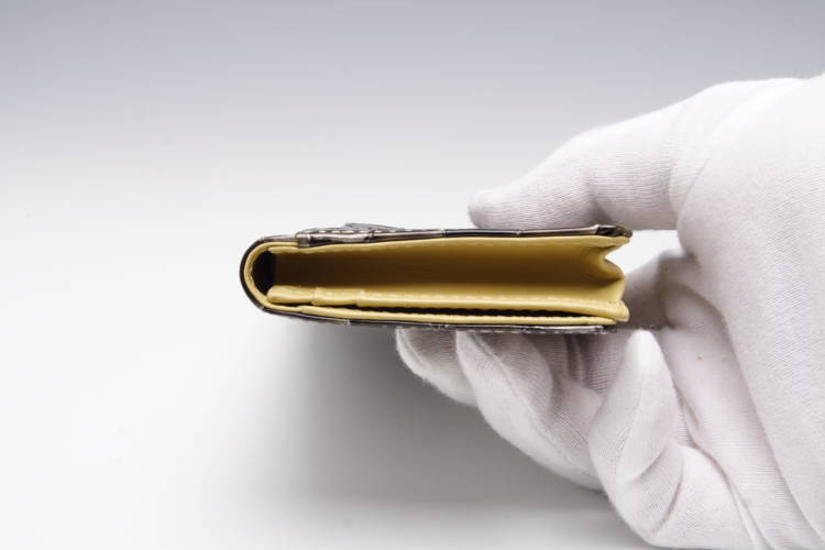 【LAMOM DICLASSIS】名刺入れ 革製 牛型押しゴールド仕上げエナメル加工 ブラック