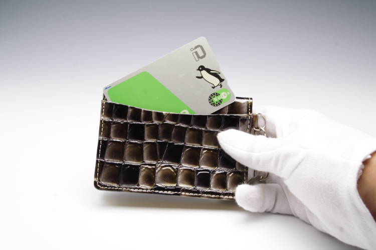 【LAMOM DICLASSIS】名刺入れ 革製 牛型押しゴールド仕上げエナメル加工 ブラック