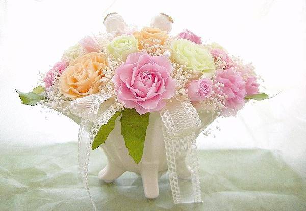 ギフト対応 出産祝いや誕生日プレゼントに最適な愛らしいアレンジ 天使が秘密の花園でかくれんぼ・・ 素材はチュールやリボンを除けば全てプリザーブドです。サイズ　幅23cm × 奥行17cm × 高さ16.5cm 花器　陶器花材　プリザーブドローズ・プリザーブドピンクスター・プリザーブドダリア・プリザーブドカスミ草・プリザーブドケルカス・パール・チュール ■ プリザーブドフラワーとは生花を特殊加工した本物のお花です。造花とは異なり、自然な風合いをそのまま残しています。水替え不要で長期間美しさが続きます。■ お手入れ方法直射日光・高温多湿を避けてくださいエアコンの風が直接当たらない場所においてくださいほこりはやわらかい筆やドライヤー（冷風）で払ってください■ 配送・ギフトについて送料無料・丁寧に梱包してお届けしますご注文後2〜3営業日以内に発送予定ですラッピング・のし・メッセージカード封入対応枯れない花のプリザーブドフラワー。水替え不要のプリザーブドフラワー。受注手作り水替え不要送料無料ギフト対応 天使の花園　バラのアレンジ　プリザーブドフラワー お知らせ： 花器は細かい仕様(細かい模様、色の風味、小皿等のあるなし)、が予告なく無く変更される事がございます。 画像に写っている花器とまったく同じものにならない場合がございますのでご了承くださいませ。 ■ プリザーブドフラワーとは生花を特殊加工した本物のお花です。造花とは異なり、自然な風合いをそのまま残しています。水替え不要で長期間美しさが続きます。■ お手入れ方法直射日光・高温多湿を避けてくださいエアコンの風が直接当たらない場所においてくださいほこりはやわらかい筆やドライヤー（冷風）で払ってください■ 配送・ギフトについて送料無料・丁寧に梱包してお届けしますご注文後2〜3営業日以内に発送予定ですラッピング・のし・メッセージカード封入対応