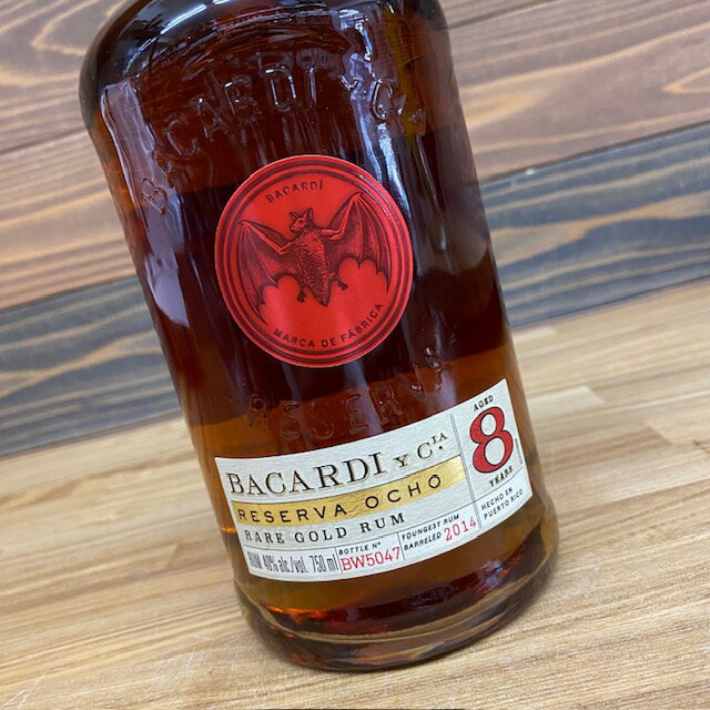 BACARDI 8 750ml　 創設者ドン・ファンクド・バカルディによって生み出される8年熟成高級ダークラム。 その優雅な味わいはストレート、オン・ザ・ロックで。キューバン・シガーとの相性も最高。 ◆容量：750ml ◆度数：40％ ◆原産国：バハマ