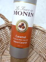 【LA sauce de MONIN CARAMEL　500ml】 スクイーズボトルタイプで使いやすい大きさ。 コーヒーベースのドリンクにはもちろん、アイスクリームや パンケーキなどデザートのトッピングソースとしても使いやすくなっております。 ◆名称：キャラメルシロップ ◆原材料：加糖脱脂練乳、砂糖、果糖ブドウ糖液糖、 カラメル(砂糖)、バター、塩、増粘剤(加工でん粉)、 香料、カラメル色素、乳化剤、保存料(ソルビン酸K)、 ピロリン酸カリウム、酸味料 ◆内容量：500ml（プラスチックボトル入り。） ◆原産国：タイ パンケーキトッピング　シロップ　グルメソース　ホットケーキ　食パン　フレンチトースト　製菓用　お菓子作りに　