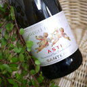 Asti Degli Angeli 750ml / Santero F.lli & C. S.p.a. マスカットの華やかな香りと爽やかな風味を持つ甘口の発泡酒です。 優しい味わいで、女性を中心に世界的に人気があります。 天使は、神の使者として多くの幸せを届けてくれます。 ◆容量：750ml(コルク栓) ◆産地：イタリア・ピエモンテ ◆葡萄品種：モスカート・ビアンコ 100% ◆アルコール度数：7.5％ ◆味わい：甘口スパークリングワイン 天使ラベル　可愛いラベルジャケ買い　ホワイトデー　誕生日　女子会　バースデーパーティー　クリスマス　プレゼント　甘口ワイン　マスカットワイン1956年にサンテロ兄弟社として創立された「サンテロ」社は現在、最新技術と品質分析 研究所を備えた醸造所と優れた人材を持ち、年間総生産2,000万本ものワインを 生産する大会社へと発展しました。 この急激なサクセス・ストーリーの秘訣はサンテロ・ファミリーの家族哲学にあり、 リーズナブルな価格でのより良い品質提供、すなわち品質、価格、提案、サービス、 それら全ての可能性へのあくなき追求の継続でした。 たゆまぬ努力の結果、その品質はイタリア中に認められ、ヴィニタリー国際醸造 コンクールにおいて度々金賞を受賞しています。 特に、ヴィニタリー2003においては、金賞の中でも最も優れた “ Gran Medalia d’Oro ” を受賞し、アスティ部門でNO.1の評価を獲得。 今や押しも押されぬイタリア ナンバー・ワン アスティ・メーカーとして認められています。