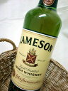 JAMESON 700ml　Irish Whiskey ジェムソン社は、1780年ダブリンで創業。 19世紀末には麦芽と未発芽大麦を3回蒸留、熟成し、香味豊かな ウイスキーを送り出すことで名声を獲得しました。 　第二次世界大戦後、世相はライト志向に傾いた為、事業は停頓。 1974年、グレーンウイスキーをブレンドした『ノース・アメリカンブレンド』を開発。 そのソフト味わいで人気復活。 それがこちらの商品になります。 ピートを使わず密閉炉でじっくり乾燥させた大麦を原料とし、3回蒸留に よって造られる豊かな香味とスムーズな味わいが特徴のウイスキーです。 ◆容量：700ml ◆アルコール度数：40％　