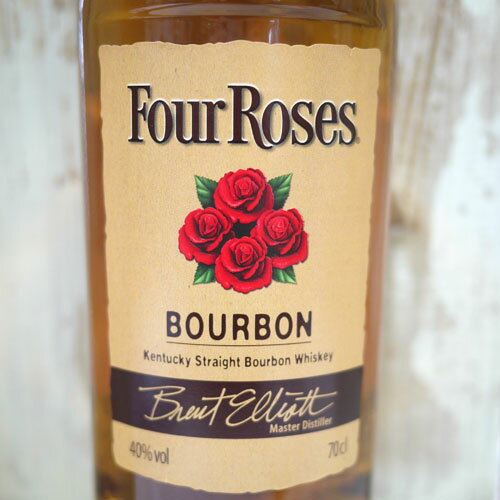 FOUR ROSES Bourbon 700ml 原料にこだわり、酵母にこだわり、そして技にこだわった”香りの異なる複数の原酒”を、絶妙のバランスでブレンドして生まれる「薔薇のバーボン」。 フォアローゼズの生みの親は、ポール・ジョーンズ。*.*そのネーミングにはロマンチックなストーリーがあります。*.*.ある日、ポール・ジョーンズはひとりの南部美人に一目惚れしてプロポーズ。彼女からは「お受けするなら、次の舞踏会に薔薇のコサージュをつけて参ります」の返事。そして舞踏会の夜、彼女の胸には4輪の紅いバラが。そんな素敵なエピソードから、「フォアローゼズ」と名づけられ、ラベルにはふたりを結んだ薔薇のコサージュが描かれたと言われています。 ケンタッキー州の200周年記念として、1992年に発売された日本限定の高級品。熟成感に優れ、とても柔らかな口当たりを持つ。 --------------------------------------------------- ◆産地：アメリカ／ケンタッキー ◆生産者： フォア　ローゼス　ディスティラリー社 ◆容量：700ml ◆度数：40% ◆酒類：バーボンウイスキー ウィスキー 結婚祝い 出産祝い　男性　女性　父　母　義父　義母　　バーボン バーボンウイスキー ギフト 洋酒 お酒 退職 贈り物 引っ越し　挨拶　新築祝い　新築内祝い　初老祝い　古希祝　長寿祝い　喜寿祝い白寿祝い　　ディナー　食事会　記念品　還暦 ウイスキー 誕生日プレゼント 酒 フォアローゼズ four roses 内祝い お返し ホワイトデー お祝い 誕生日　