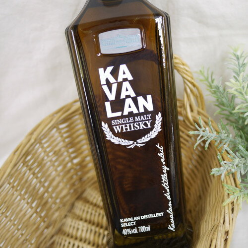 KAVALAN Distillery Select Single Malt Whisky 700ml カバランは、細部までこだわった樽の芸術と熟練した絶妙な工芸により、 濃厚かつソフトな幾重にも広がる口当たりを生み出しています。 このディスティラリーセレクトはさらに、カバラン特有のトロピカルフルーツ、タフィーの香りが漂い、 木とバニラの風味が彩りを添えています。 その余韻が広がる完璧な風味は、チーフブレンダーが厳選したこだわりの力作です。 ◆原産地：台湾 ◆容量：700ml ◆アルコール度数：40度 2020 SFWSC 金賞