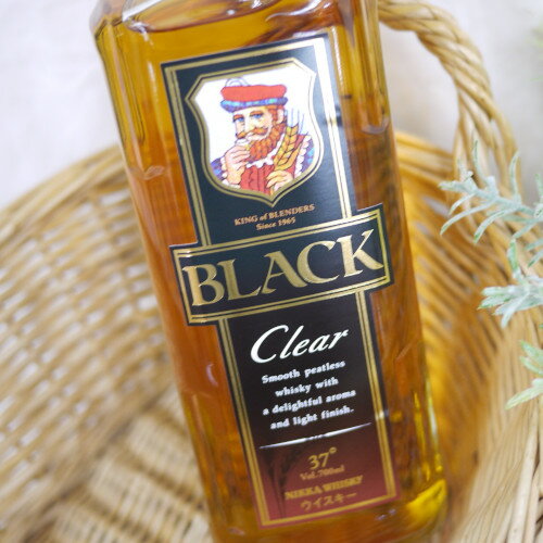 BLACK NIKKA CLEAR 700ml ブラックニッカ クリアは、ノンピートモルトを使ったモルトウイスキーと、 穀物を原料としたかろやかな香りと味わいのグレーンウイスキーをブレンドして、つくられています。 ほのかに甘い麦の香りとすっきりとした味わいで、 どんな飲み方でもおいしく、飲み飽きない。 気軽にお酒を楽しみたい時に、ぴったりのウイスキーです。 ◆容量：700ml ◆アルコール度数：37％　