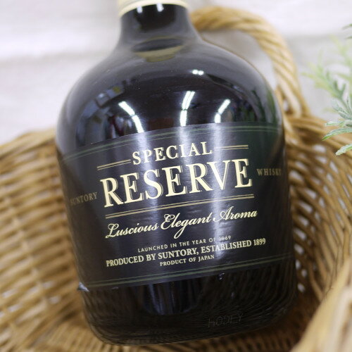 SPECIAL RESERVE 700ml 1969年の発売以来、洗練された高品質ウイスキーとして幅広いお客様に親しまれているスペシャルリザーブ。 味わいの決め手となるキーモルトには白州モルトを採用しました。 ◆容量：700ml ◆アルコール度数：40％　