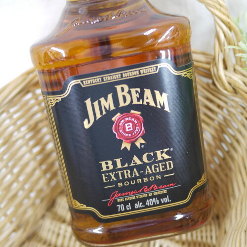 JIM BEAM BLACK 700ml 世界No．1の売上を誇るジムビーム ブランドの最上級品。 6年以上の長期熟成を経たプレミアム・バーボン。 深い熟成感がもたらす豊かなアロマと芳醇な味わいが際立ちます。 ◆容量：700ml ◆アルコール度数：40％　