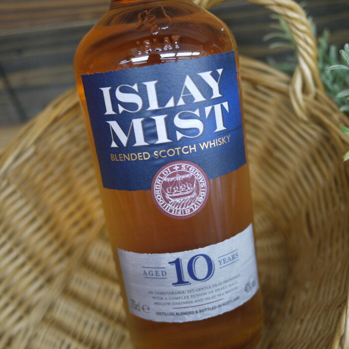 ISLAY MIST 10year アイラ・ウイスキーの特徴的なキャラクターが軸となり、甘いニュアンスバランスよくブレンド。 より滑らかなピート香と複雑味、ドライフルーツのようなリッチな厚みを感じます。 ◆度　数：40％ ◆内容量：700ml ◆タイプ：ブレンデッド・スコッチ ◆産　地：スコットランド　