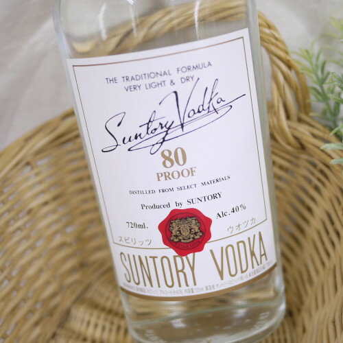 SUNTORY VODKA 80 PROOF 720ml 白樺炭や独自の木炭でのろ過で入念に仕上げたすっきりとした香りが特徴のウオツカ。 ミキサビリティ−が高く様々な割りモノとの相性に優れています。 ◆度数：40度 ◆容量：720ml