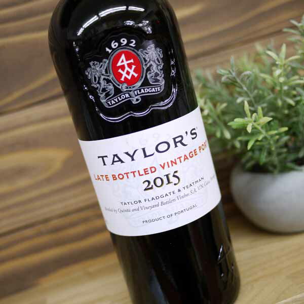 ※現行ヴィンテージでのお届けとなるため、画像の年代と異なります。 TAYLOR’S Late Bottled Vintage Port 750ml ヴィンテージポートワインってこんなに美味しいんですね…衝撃の1本！ 甘口ワインなんて…と、思っている方。 衝撃の一本を教えちゃいましょう。 こちらのポートワイン、タンニン豊かで、ボディーがしっかりしていて旨味が凝縮されて、 甘みが嫌味なく美味しく頂けるワンランク上のポートワインです。 　　 ↑左：テイラーズ ヴィンテージポート　↑右：サンデマン 　色濃いガーネット色　　やや透明度の高いルビー色 甘口ワインは、冷やして飲むと美味しい物が多いのですが こちらはボディーがしっかりしているので、常温の方が私は美味しいな〜と思いました。 （冷やして飲むと、余韻のタンニンが突出するような感じでした） 甘口なので、口当たりが良くて女性好みのお味ですが、アルコール度数20度！ クイクイ飲んじゃうと、あっという間に酔っ払ってしまいますので、要注意ですよ！ ◆容量：750ml ◆アルコール度数：20％ 以下、インポーターの資料より。 1970年、デキャンターのいらないヴィンテージスタイルのポートを求める市場の需要にこたえ、 テイラー社によって【レイト・ボトルド・ヴィンテージ（LBV）】が開発されました。 今日ではほとんどのシッパーがLBVを出していますが、テイラーのLBVは 他社の目標となっているほどです。 国際的なワインオークションにおいて、テイラーのヴィンテージポートが 一番の高値で取引されることからも、テイラーの水準の高さがわかります。 4〜6年の樽熟後、飲み頃になってから瓶詰めされます。 ブラックベリーとチェリーの新鮮で豊かなアロマ。 まろやかで滑らかな口当たりと豊かなタンニン、魅惑的なブラックフルーツの風味が感じられます。複雑味のある繊細な味わいです。 甘口ワイン　母の日プレゼント　誕生日　父の日　ギフト向け3世紀以上の歴史を持つテイラーは、1692年の設立時から現在まで 創業者の一族によって受け継がれてきた唯一のポートハウスです。 　1930年台には、アペリティフとしても愉しめるホワイトポートを発表し 1958年シングルキンタを初めて商品化したのもテイラーです。 　また、1970年代にデキャンターの要らないヴィンテージスタイルの レイトボトルドヴィンテージを開発したことでも有名になり、その名は ポートワインを代表するブランドとして知られ、特にヴィンテージポートは 世界的なワイン専門誌で毎回高得点を獲得。国際的なワインオークションでは 最高値で取引される程の人気を誇っています。