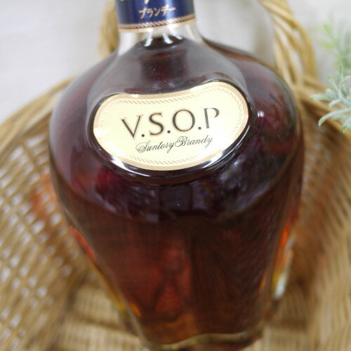 SUNTORY BRANDY V.S.O.P 700ml 日本を代表する高品質ブランデー。 とても（Very）優れた（Superior）古い（Old）澄んだ（Pale）美酒として、 女性をふくめ、多くの人々にブランデーの華やかで優美な魅力を伝えてきた名作。 華やかでフルーティーな香りとまろやかな味わいで、 ブランデー ならではの優雅でゴージャスな魅力を楽しめます。 ◆容量：700ml メーカー名：サントリー ◆アルコール： 40度 ◆原産国：日本　