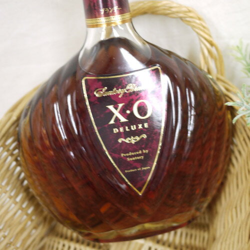 SUNTORY BRANDY X.O DELUXE 700ml 貴婦人を思わせる流麗なボトルが湛えるのは、熟成ブランデーの華麗で馥郁とした世界。 X・Oデラックスの名にふさわしい、濃密な香り、味が、飲む人の心をやわらかくつつみます。 ◆容量...