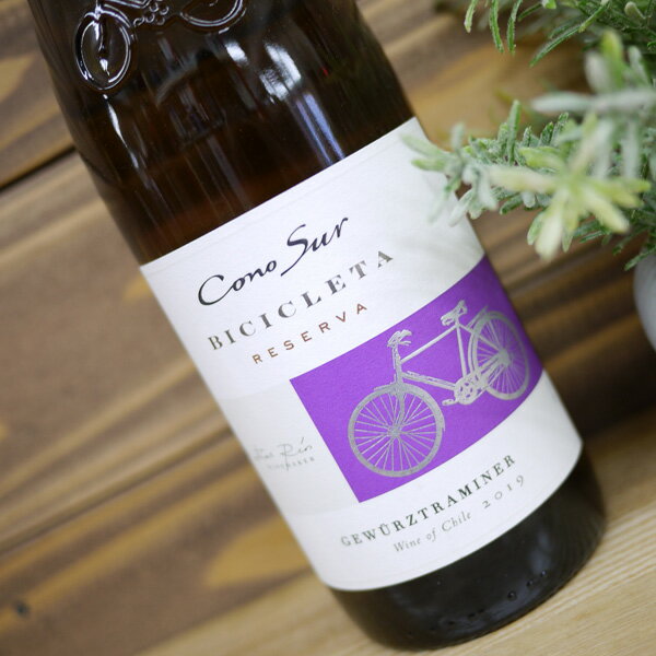 Cono Sur Gewurztraminer Varietal 750ml ライチやバラの花びらのような香りと、エキゾチックでスパイシーな 香りが楽しめる芳香豊かな白ワインです。 『ゲヴェルツトラミネール』特有の芳醇な香りはカジュアルなシーンでも大人気！ 気軽に楽しんでいただきたい白ワインです♪ ◆容量：750ml(スクリューキャップ) ◆産地：チリ ヴァレ・セントラル ◆葡萄品種：ゲヴュルツトラミネール100 %　 ◆味わい：辛口　 ◆アルコール度数：13.5％　