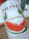 MONIN Watermelon syrup　700ml どこか懐かしい香りのスイカのシロップ。 カクテル、ノンアルコールカクテル、ソーダ割に。 ◆容量：700ml ◆砂糖：760g/L　Brix：60　果汁：10％ ◆原材料名：砂糖、スイカ果汁、レモン果汁、香料、赤色40号 西瓜　すいか　かき氷　フラッペ　夏の定番シロップ　変り種　屋台　夏祭り 　1912年にフランスで生まれたモナンシロップは世界60カ国の カフェ、レストラン、バー、ホテルで愛用。 高品質、かつ新鮮な原料のみを厳選し、豊かな香りと素材そのままの味が楽しめる高濃度シロップです。