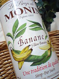 MONIN Yellow Banana syrup 700ml バナナの濃厚な甘さと香りが凝縮されています。 特にサマーシーズンに活躍するフレーバーです。 ◆容量：700ml(ガラス瓶 スクリューキャップ) ◆砂糖：825g/L　Brix(糖度)：64 ◆原材料名：砂糖、香料 　　Banana Jaune1912年にフランスで生まれたモナンシロップは世界60カ国の カフェ、レストラン、バー、ホテルで愛用。 高品質、かつ新鮮な原料のみを厳選し、豊かな香りと素材そのままの味が楽しめる高濃度シロップです。