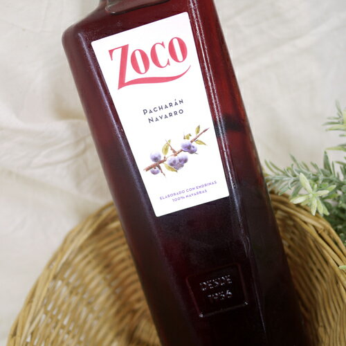 Pacharan Navarro Zoco 1000ml　/　Diego Zamora スペイン・ナバーラ地方原産のエンドリーナと呼ばれるすももを使用した伝統的リキュール。 アニスベースで、酸味のきいた味わいは、食後のお口をすっきりさせてくれます。 ◆容量：1000ml ◆アルコール度数：25度 ◆原産国：スペイン 珍しい四角いガラスボトル。 スペインバルの方からのリクエストで仕入れをするようになったリキュールです。 スペインでは食後酒としてストレートで飲むのが一般的なんだそうです。 トニックウォーターで割ったり（パチャラン・トニカ）、炭酸水やオレンジジュースで 割ってもとても美味しく楽しめます。 女子会　女性好み　スイーツ　甘いカクテル　日本の梅酒感覚　スモモのお酒　　