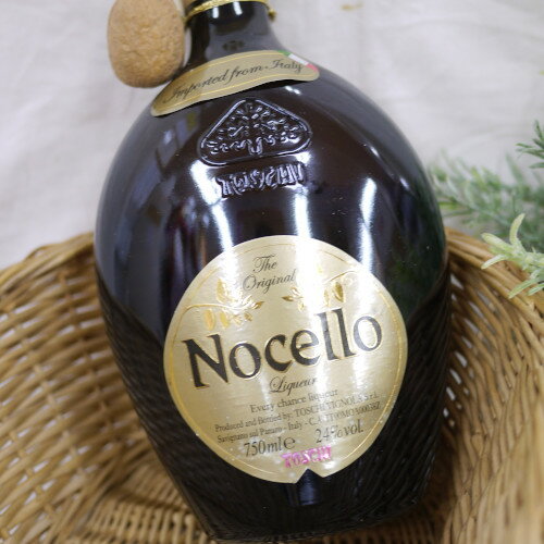 Nocello イタリアは古くから良質のノチェ（くるみ）を産することで有名です。 リキュールにクルミの特長をあますことなく見事に再現し、 その芳香を漂わせる術は、トスキ社ならではの伝統の技と言えるでしょう。 くるみのキャップの首飾りが印象的なノチェロは、 くるみリキュールの世界的ブランドです。 ◆原産国：イタリア ◆内容量：750ml ◆アルコール度数：24%　