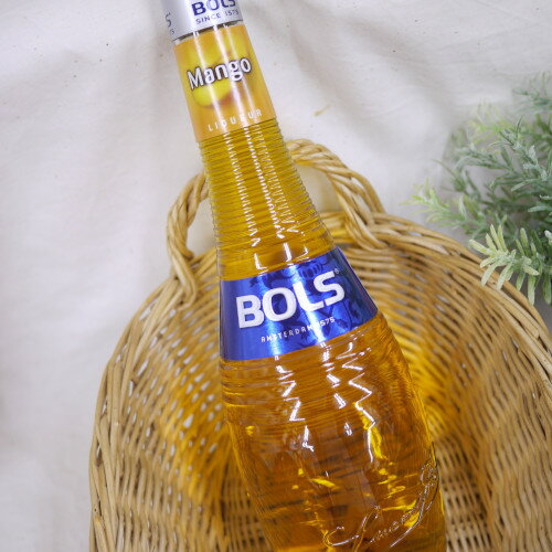 BOLS Mango ボルス マンゴーは、ゴールデンマンゴーを思わせるカラーのトロピカルなリキュールです。 マンゴーは東南アジアの多くの国で「聖なる果実」とされており、 その味は世界中の人びとに愛されています。 熟したマンゴーの魅力的なジューシーさを見事にとらえたリキュール。 豊かでコクのあるフレーバー、繊細な香り、 やわらかなアプリコットとほのかな柑橘系の後味が特長です。 ◆原産国:オランダ ◆アルコール度数：17％ ◆容量：700ml1575年にルーカス・ボルスによってアムステルダムで誕生した「ボルス」。 果汁をはじめとした天然材料から生まれる高い品質とバーテンディングへの 様々なニーズをもとに開発されたボトルデザインは、世界中のプロバーテンダーから高い支持を集めています。