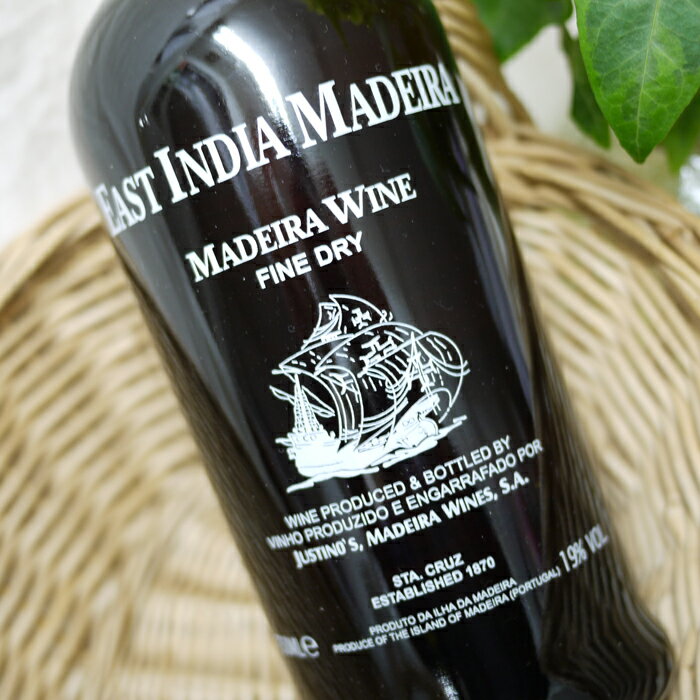 East India Madeira Fine dry 750ml 淡い琥珀色で、ドライフルーツやカラメルのような香りが 酸味のある強い香りとマッチ。 ドライでライトな味わいは食前酒としてお勧めです。 おつまみには、スモークサーモンや生ハム、 ドライフルーツやナッツなどが良く合います♪ ◆容量：750ml ◆アルコール度数：19％ マデイラ　マディラ　料理用マディラ　調理用ワイン　マディラソース　マデラソース　製菓用　1870年創業のジュスティノ エンリケス社(JUSTINO HENRIQUE)の造る、バランスの取れたマデラワイン。