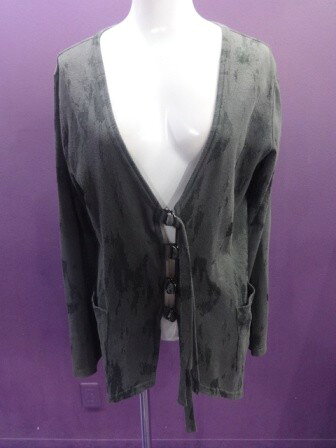 ■ランク：B ■色：グレー ■サイズ：メンズM　着丈後ろ中央部約60cm　着丈サイド最長部約88cm　肩幅約42cm　バスト約98cm　 ※多少サイズが前後する場合がございます。 4〜5cm程度のゆとりをみてお買い求め頂くことをお勧めいたします。 ■品質表示：綿64％　ポリエステル36％ ※全体に少々毛羽立ちがあります。
