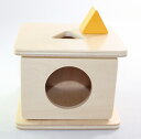 モンテッソーリ　三角柱おとし Montessori Imbucare Box with Rectangular Prism 知育玩具 乳児、ヨチヨチ歩き向き Infant & Toddler 感覚教育　Sensorial 推奨年齢　6ヶ月ぐらいから90才まで。(大人も楽しいです。) 木製の三角柱を貯金箱の要領で上の穴から落とします。向きによって入らないのでパズル的な要素も加味されています。落ちた三角柱は前面の大きな穴から取り出せますし、扉を開いて取り出すこともできます。幼児はこの動作を繰り返し繰り返し遊びます。モーター・スキルとともに、いわゆるハンド・アイ・コーディネーション(目と手の協応動作)を習得します。 大きさ：横14 x 奥行14 x 高さ 11cm ** 細かなモノや角があるものもありますので、3歳以下のお子様に与える際はご注意くださいませ。親の見守る前で遊ばせるようにしてください。誤飲やケガなどの責任は当店は負えません。免責にご同意いただいたうえでご購入お願い申し上げます。ゆうパックでの発送です。