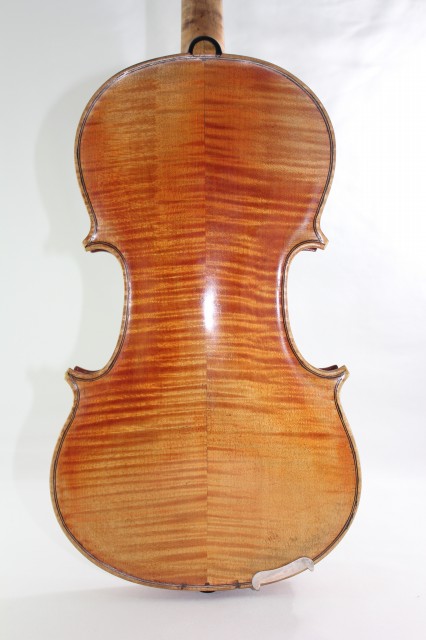 Samuel Jansen Miller 1930 ストラディバリの有名な"Messiah"モデルのバイオリンです。本物のメシア（メサイア）は1716年に作られ、1737年にストラディバリが亡くなるまでストラディバリの工房に取り置かれていた特別な楽器です。 アメリカ人製作者のS. Jansen Millerは1867年ニューヨーク生まれです。 バイオリンの状態はいいです。表板にクラックのように見えるラインが入っていますが、概ね表面だけで割れてはいないようです。その修理もきちんとなされています。 The Messiahについてはブログの追加情報もご参照くださいませ。全額入金いただければ試奏OKです。 試奏期間：　一週間 往復の送料はご負担お願いします。