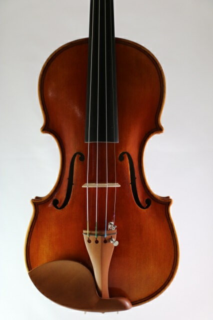 マッジーニ・モデル・バイオリン　Giovanni Paolo Maggini 2重パフリングが特徴的です。17世紀のイタリアの楽器を研究して丹念に製作しています。 一枚裏板(メープル)の楽器です。表板のスプルースも高グレードな板を使っています。 Vecchio工房、2019年製作 この製作者の他の作品はこちらです。 バイオリンケース、弓もついています。バイオリンは一体一体手作りなので、似ているかもしれませんが、商品番号の違う商品の画像はそれぞれ異なります。大量生産の品では味わえない、手作り、ONLY ONEのよさをご堪能下さいませ。