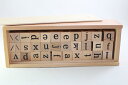 モンテッソーリ　木製アルファベット・ブロック Montessori Wooden Alphabet Blocks 知育玩具 言語教育　Language 推奨年齢　2歳以上 高品質木製(ビーチウッド)でできたアルファベットのブロックです。 英語を学びましょう！大文字、小文字がキューブの面にそれぞれ印字されています。 キューブ1個の大きさ：　2.1 x 2.1 x 2.1 cmです。 木箱の大きさ：横25 x 縦9.2 x 高さ6.4 cm ** 細かなモノや角があるものもありますので、3歳以下のお子様に与える際はご注意くださいませ。親の見守る前で遊ばせるようにしてください。誤飲やケガなどの責任は当店は負えません。免責にご同意いただいたうえでご購入お願い申し上げます。ゆうパックでの発送です。