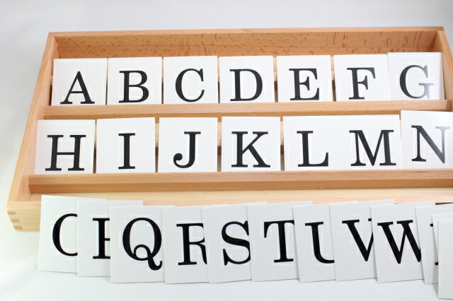 モンテッソーリ　アルファベット 大文字と小文字 Montessori Alphabets 知育玩具 言語教育　Language 推奨年齢　3歳ぐらいから アルファベットの大文字、小文字です。文字は上質厚紙に印刷です。木箱が、大文字用、小文字用にそれぞれ1つ、計2つ付いています。 文字カードの大きさは6 x 7 cmです。 木箱1つの大きさ：横45 x 縦25 x 高さ4 cm ** 細かなモノや角があるものもありますので、3歳以下のお子様に与える際はご注意くださいませ。親の見守る前で遊ばせるようにしてください。誤飲やケガなどの責任は当店は負えません。免責にご同意いただいたうえでご購入お願い申し上げます。ゆうパックでの発送です。