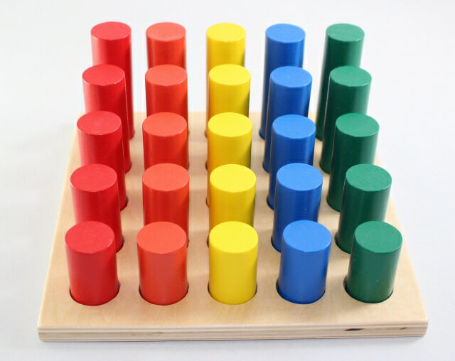 モンテッソーリ　円柱階段さし Montessori Cylinder Solid Ladder 知育玩具 感覚教育　Sensorial 推奨年齢　2歳ぐらいから 5色のシリンダー(円柱)・ペグをボードに差し込んでいきます。色別、サイズ別にソートすることで、色の識別能力、整理、指先の微細運動の発達を促します。 土台の大きさ：　縦19.7 cm x 横19.7 cm x 厚み1 cm 一番高い立体の高さ：　8.5 cm ビデオは別の同じような商品「幾何立体階段」です。 *有害化学物質を含まない安全なペイントを使用している為、角や端の部分など多少のペイントの剥げがある場合はご容赦くださいませ。 ** 細かなモノや角があるものもありますので、3歳以下のお子様に与える際はご注意くださいませ。親の見守る前で遊ばせるようにしてください。誤飲やケガなどの責任は当店は負えません。免責にご同意いただいたうえでご購入お願い申し上げます。 ♪他にも以下のような「階段さし」があります。♪ゆうパックでの発送です。