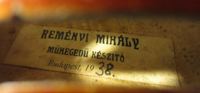 Mihaly Remenyi 1938 ブダペスト ラベル： Remenyi Mihaly Muhegedu Keszito Budapest, 1938 ボディサイズ： 355mm Upper: 166mm Middle: 111mm Lower: 208mm 19世紀後半から20世紀初頭に活躍した非常に評価の高い製作家です。楽器の健康状態も良好です。修理跡などもなくほぼパーフェクトな状態を保っています。とても美しバイオリンです。 鑑定書はありませんので、真贋の証明はできません。ラベルドということでご理解お願いします。ウィーンの老舗楽器店を経営するロバートから取り寄せたバイオリンです。鑑定書はありませんので、真贋の証明はできません。ラベルドということでご理解お願いします。全額預け入れていただきましたら試奏OKですので、お気軽にお試しくださいませ。