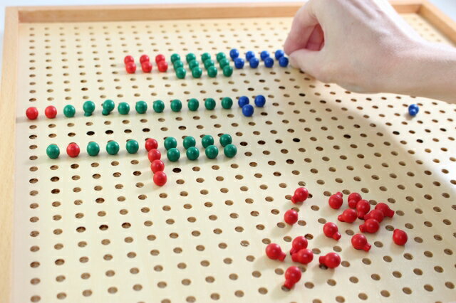 ���ƥå����� ʿ������ ������������ڥ��ܡ��ɤȥڥ� Montessori Wooden Peg Board with Plastic Pegs �ΰ���