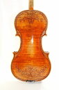 装飾バイオリン　4/4 ♪オールド仕上げ♪ ストラディバリ Crafted Violin オールド風の仕上げになっています。 ストラディバリ、4/4サイズです。 裏板のアッパーバウツとローワーバウツ、さらに表裏のパフリングに沿って装飾柄が手彫りで施されています。芸術性の高いバイオリンで製作者の力量がいかんなく発揮されています。 Wang Wen Qing氏、2017年の作品。かれは北京に工房を構えており、北京の弦楽器ではとても有名な製作者です。バイオリン製作のほかにも、さまざまなクラフト芸術に卓越した技術を持っております。20年ほど前の若き日には古代中国の王朝芸術に関する装飾品や家具を作る木材彫刻芸術家として働いていました。 ハンドメイド、100% ハンドつや出し 表面は厳選した自然のスプルースを使用。自然乾燥。(12年以上) 裏側は厳選されたメープル材を使用。自然乾燥（12年以上） 指板は黒檀。 バイオリンケース、弓もついています。バイオリンは一体一体手作りなので、似ているかもしれませんが、商品番号の違う商品の画像はそれぞれ異なります。大量生産の品では味わえない、手作り、ONLY ONEのよさをご堪能下さいませ。