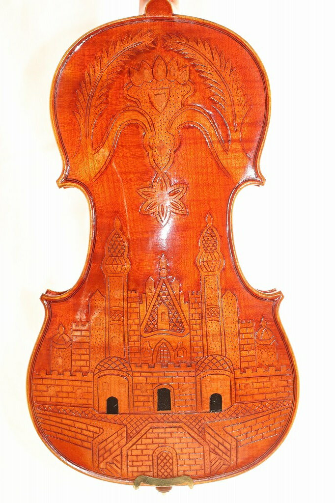 Ralph Agutter モデル 装飾バイオリン　4/4 17世紀イギリス 本物のバイオリンは当時ロンドンで活躍していたバイオリン製作者Ralph Agutterによるもので イギリスのチャールズ2世の治世時(1660-85)に英王室むけに作られたものです。 4/4サイズです。 本物の一つと同じように背面に彫刻もあしらっております。とても手の込んだものとなっております。音もプロの演奏家を満足させる素晴らしい音色です。 Wang Wen Qing氏、2021年の作品。かれは北京に工房を構えており、北京の弦楽器ではとても有名な製作者です。バイオリン製作のほかにも、さまざまなクラフト芸術に卓越した技術を持っております。20年ほど前の若き日には古代中国の王朝芸術に関する装飾品や家具を作る木材彫刻芸術家として働いていました。 ハンドメイド、100% ハンドつや出し 表面は厳選した自然のスプルースを使用。自然乾燥。(12年以上) 裏側は厳選されたメープル材を使用。自然乾燥（12年以上） 指板は黒檀。 バイオリンケース、弓もついています。バイオリンは一体一体手作りなので、似ているかもしれませんが、商品番号の違う商品の画像はそれぞれ異なります。大量生産の品では味わえない、手作り、ONLY ONEのよさをご堪能下さいませ。