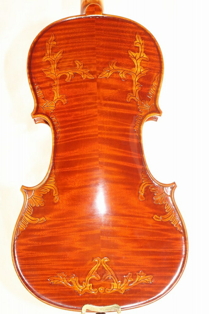 装飾バイオリン　4/4 ストラディバリ Crafted Violin ストラディバリ、4/4サイズです。 装飾柄が手彫りで施されています。芸術性の高いバイオリンで製作者の力量がいかんなく発揮されています。 Wang Wen Qing氏、2021年の作品。かれは北京に工房を構えており、北京の弦楽器ではとても有名な製作者です。バイオリン製作のほかにも、さまざまなクラフト芸術に卓越した技術を持っております。20年ほど前の若き日には古代中国の王朝芸術に関する装飾品や家具を作る木材彫刻芸術家として働いていました。 ハンドメイド、100% ハンドつや出し 表面は厳選した自然のスプルースを使用。自然乾燥。(12年以上) 裏側は厳選されたメープル材を使用。自然乾燥（12年以上） 指板は黒檀。 バイオリンケース、弓もついています。バイオリンは一体一体手作りなので、似ているかもしれませんが、商品番号の違う商品の画像はそれぞれ異なります。大量生産の品では味わえない、手作り、ONLY ONEのよさをご堪能下さいませ。