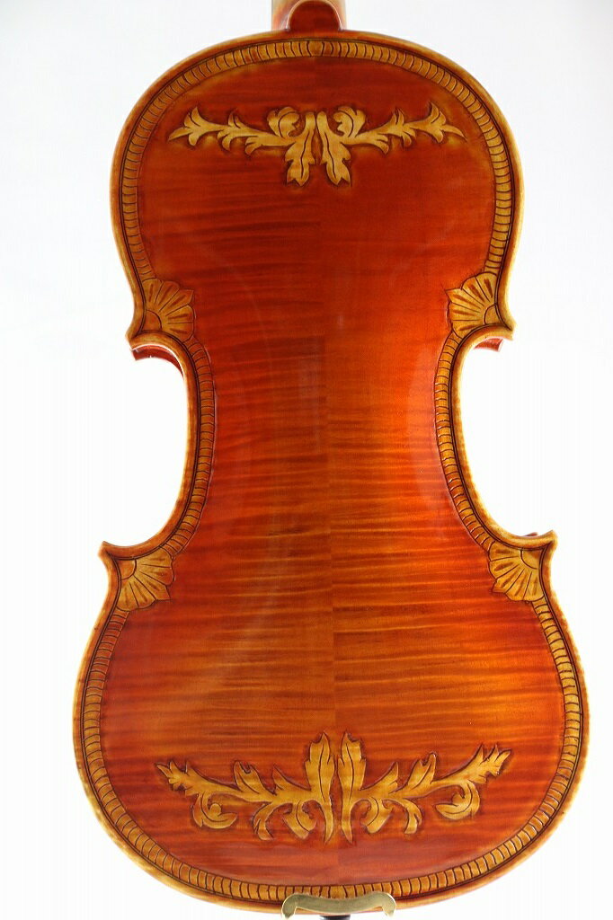 ♪ 5弦のバイオリンです。♪ 英国王室（Royal English）の紋章を背面にあしらった美しいバイオリン。パフリングの文様も芸術性が出ています。 ストラディバリ、4/4サイズです。 若干のハイ・アーチで、暖かみのあるまろやかな音色が出ます。バス・バーも表板の厚み、ハイアーチにあわせて厚さと長さを調整しています。表板は中国東北地方のスプルースで、硬く良質なものです。裏板はメープル英国王室の紋章が彫られています。オイル・ニス独特のツヤのある仕上げになっています。 Wang Wen Qing氏、2021年の作品。かれは北京に工房を構えており、北京の弦楽器ではとても有名な製作者です。バイオリン製作のほかにも、さまざまなクラフト芸術に卓越した技術を持っております。20年ほど前の若き日には古代中国の王朝芸術に関する装飾品や家具を作る木材彫刻芸術家として働いていました。 ハンドメイド、100% ハンドつや出し 表面は厳選した自然のスプルースを使用。自然乾燥。(12年以上) 裏側は厳選されたメープル材を使用。自然乾燥（12年以上） 指板は黒檀。 バイオリンケース、弓もついています。バイオリンは一体一体手作りなので、似ているかもしれませんが、商品番号の違う商品の画像はそれぞれ異なります。大量生産の品では味わえない、手作り、ONLY ONEのよさをご堪能下さいませ。