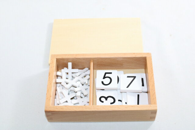 数字カードと数学記号　木製 ♪木箱入り♪　　Montessori Arithmetic Signs Box