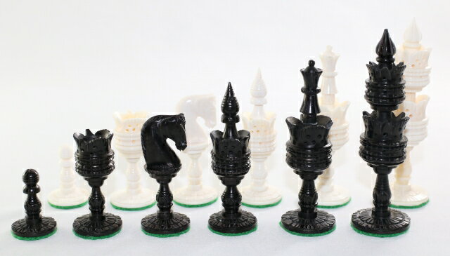 ハンドメイド高級　チェス駒セット　♪スコティッシュ・ロータス、ボーン(骨)♪　　キング4インチ ハンドメイドの高級チェス駒です。製作会社は国際チェス社会では世界的に有名なメーカーです。(他店のような中国製のものではありません！) 繊細かつ精巧な彫刻が施されています。ボーン彫刻。ハスやスイレンの花デザイン、ロータス・モデルです。 ボーンの彫刻には技術を要し、製作には手間と時間がかかっています。職人が丹念につくった作品です。インテリアとして飾って置くのもいいですね。 駒のスタイル：　Scottish Lotus モデル 材質：　ボーン(骨、キャメルやバッファーローなど) キングの高さ： 4インチ (約10.5 cm) ポーンの高さ： 約 3.5 cm 生産国：　インド 盤は別売りです。チェス・ピースのみです。小さめのボードが合うと思います。写真の盤は21インチ、5.5 x 5.5cm のマスで、これだとポーンが小さく感じるかもしれません。 その他のチェス用品はこちらをご参照くださいませ。 店長の私自身がチェスの大ファン(将棋も好きですよ！)です。ときどきブログでチェスの話題に触れています。下手ですけど、どなたか連絡いただければchess.com のIDをお教えいたします。対局しましょう！＾＾ゆうパックでの発送です。
