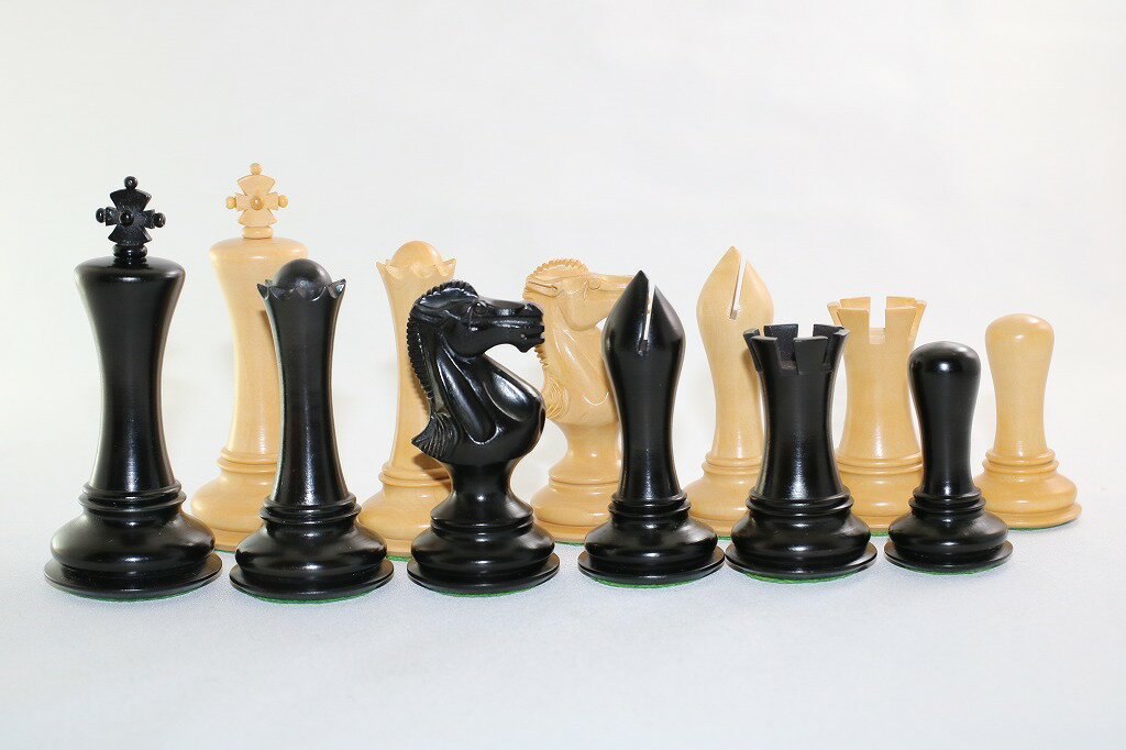 チェス駒セット　エンパイア Empire　♪エボナイズド・柘植♪　　キング4インチ　ハンドメイド高級 ハンドメイドの高級チェス駒です。製作会社は国際チェス社会では世界的に有名なメーカーです。(他店のような中国製のものではありません！) ナイトはクラシックな駒です。キング、クイーン、ビショップ、ポーンはスタイリッシュでモダンなフォルムです。 駒のスタイル：エンパイア(Empire)モデル 材質：　白は柘植、黒はエボナイズド(柘植を黒檀染めにしたもの) キングの高さ： 4インチ (10.3 cm) 昇格用クイーンもついています。 生産国：　インド 盤は別売りです。チェス・ピースのみです。20-21インチ用のボードが適合サイズでお薦めです。 店長の私自身がチェスの大ファン(将棋も好きですよ！)です。ときどきブログでチェスの話題に触れています。下手ですけど、どなたか連絡いただければchess.com のIDをお教えいたします。対局しましょう！＾＾ゆうパックでの発送です