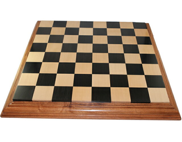 ハンドメイド高級　チェス・ボード(盤)　♪台座モデル　黒檀・柘植・アカシア♪　　21インチ ハンドメイドの高級品です。製作会社は国際チェス社会では世界的に有名なメーカーです。(他店でよく目にする中国製の量産品ではありません！) ご覧ください、3つの木材を使った美しいチェス盤！台座は高級木材アカシアで、黒マスは高級木材黒檀です。白マスは高級木材柘植(ツゲ)です。 幾層もの台座が存在感と高級感を醸し出す美しいデザインです。一番上に枠なしのマスが乗っています。物凄く重たいですよ。 ボード(盤)全体の大きさ： 21インチ　(53.2 cm x 53.2 cm x 厚さ 4cm) マスのサイズ：　5.6 cm x 5.6 cm 天然木材の素材： 白マス：　柘植(ツゲ) 黒マス：　黒檀 台座：　アカシア 生産国：　インド チェス駒は別売りです。盤のみの販売です。写真の駒はキングの大きさが11.6 cmのものです。 その他のチェス用品はこちらをご参照くださいませ。 店長の私自身がチェスの大ファン(将棋も好きですよ！)です。ときどきブログでチェスの話題に触れています。下手ですけど、どなたか連絡いただければchess.com のIDをお教えいたします。対局しましょう！＾＾ゆうパックでの発送です。