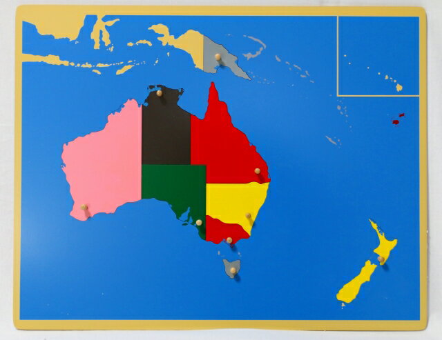 モンテッソーリ　オーストラリア地図パズル　 Montessori Puzzle Map of Australia 知育玩具 地理　Geography 推奨年齢　4歳ぐらいから 木製パズルです。オセアニア。ペグは各国の首都、州都近辺についています。 大きさ：58 x 46 cm こちらのオセアニア・オーストラリア地図パズルと合わせてご利用くださいませ 収納用のスタンドもあります。 ** 細かなモノや角があるものもありますので、3歳以下のお子様に与える際はご注意くださいませ。親の見守る前で遊ばせるようにしてください。誤飲やケガなどの責任は当店は負えません。免責にご同意いただいたうえでご購入お願い申し上げます。ゆうパックでの発送です。