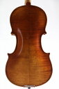 3/4サイズ　バイオリン　ハンドメイド 高品質　♪コンクールに♪ 3/4サイズ 全長(スクロールの先から)： 545mm 胴体： 332mm 子供向けサイズと言えども非常に高品質な楽器です。裏板はメープルの二枚板、表板は木目密度の高いスプルースを使用しています。作りは妥協していません。 いい楽器を使えば上達も早いですし、子どもも楽器を大切に扱うということを自然に身につけます。コンテストに出られるお子さんにも最適です。 安物の量産バイオリンと一緒にしないでください！＾＾ ケース、弓つき。 北京の製作家JP Chow氏によるハンドメイドのバイオリンです。2021年製作。お母様、お父様、ぜひお子様にこのレベルの上級子供用バイオリンをお買い与えてくださいませ。バイオリン先生方は異口同音に「いいバイオリンを使うと子供も上達が速い」とおっしゃいます。コンクールに出る子でしたらなおさらです。小さいボディですので、展示用としてもインテリアにも素晴らしいと思います。ケース・弓も付いています。