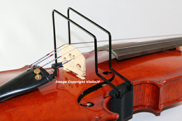 バイオリン・ボウアー　Violin Bower　ボーイングの練習に！ フルサイズ、分数各サイズ ボーイング矯正器具です。これを使って練習すれば適切なボーイング操作を体得できます。 ぜひ試してみてくださいませ。 Bow-Rightもご検討くださいませ。 類似のBow-Right(1/2-1/4、1/8-1/16)はこちらです。 右手小指の置き方の習得にPinkyHold ピンキー・ホ−ルド 弓の持ち方習得器具BowMasterはこちらです。 ボウゾー(BowZo)もよろしく！クリックポストでの発送です。厚さ制限の為、簡易梱包になります。